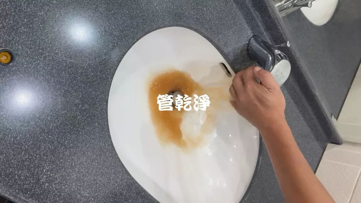 草屯新生路實錄 熱水變小、點不著火？水管裡全是 陳年鐵鏽